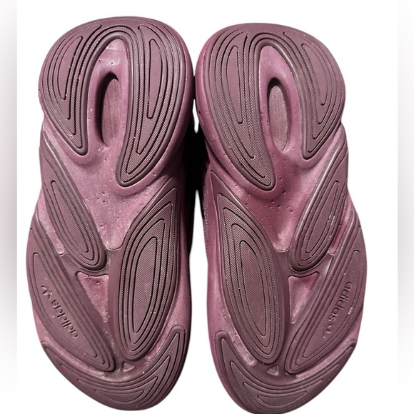 Adidas ozelia shoes maroon color size 4 - Picture 5 of 5